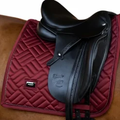 Equestrian Stockholm - Tapis de dressage Modern bordeaux