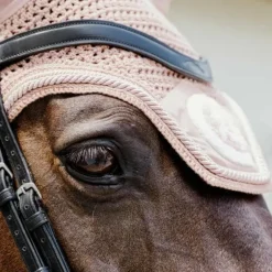 Kentucky Horsewear - Bonnet anti-mouches Wellington 3D Logo corde vieux rose