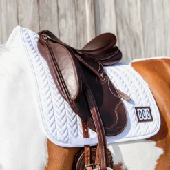 Kentucky Horsewear - Tapis de dressage fishbone blanc avec numéros