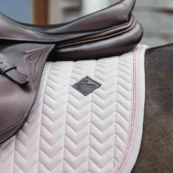 Kentucky Horsewear - Tapis de selle Velvet Pearls jumping rose tendre
