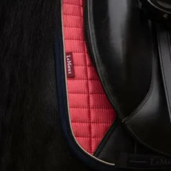 LeMieux - Tapis de dressage Square en suédine cranberry